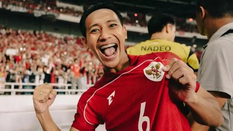 Kapten Timnas Indonesia, Jay Noah Idzes (kiri), berdiskusi dengan pelatih Patrick Kluivert saat laga melawan China dalam laga Kualifikasi Piala Dunia 2026 zona Asi
