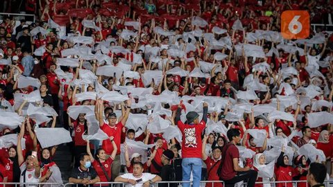 Suporter wanita bernyanyi saat Timnas Indonesia menghadapi Irak pada laga Grup F putaran kedua Kualifikasi Piala Dunia 2026 zona Asia di Stadion Utama Gelora Bung Karno (SUGBK), Senayan, Jaka