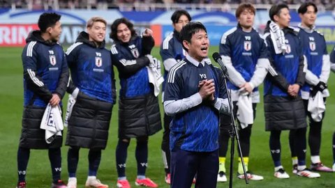 Pelatih Timnas Jepang, Hajime Moriyasu, berdiri saat menyanyikan lagu kebangsaan mereka sebelum dimulainya pertandingan kualifikasi Piala Dunia antara Jepang dan Bahrain di Stadion Saitama