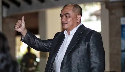 Pemain Timnas Indonesia, Calvin Verdonk (tengah kanan) bersalaman dengan pemain Jepang, Koki Ogawa pada laga lanjutan putaran ketiga Grup C Kualifikasi Piala Dunia 2026 di Stadion Utama Ge