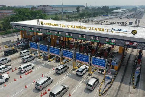 Kendaraan melintas di ruas tol yg diberlakukan satu arah atau one way di Tol Cipali, Cirebon, Jawa Barat, Sabtu (1/6/2019). Sistem satu arah di Tol Trans Jawa dimulai dari Cikampek hingga Bre