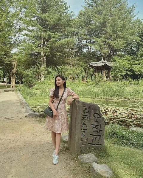 Couple trip ke Nami Island makin manis dengan gaya pink yang kompak dan effortless. [@prillylatuconsina96].