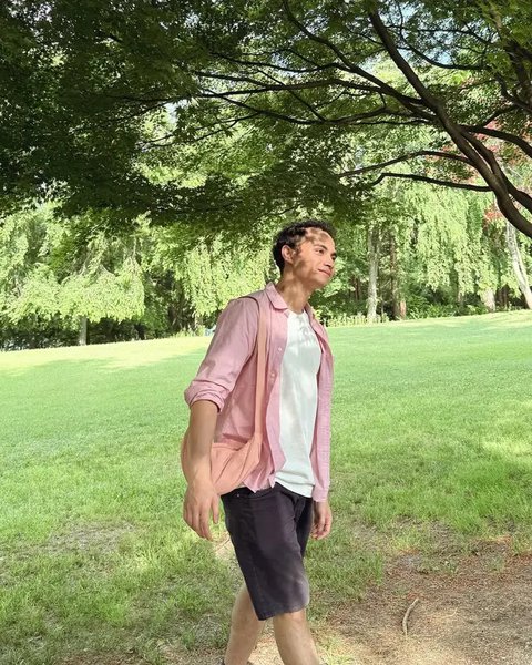 Couple trip ke Nami Island makin manis dengan gaya pink yang kompak dan effortless. [@prillylatuconsina96].