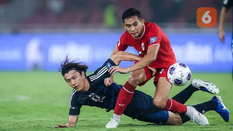 Pemain Timnas Indonesia, Rizky Ridho dan Jay Idzes merayakan kemenangan atas Bahrain pada laga kedelapan putaran ketiga Grup C kualifikasi Piala Dunia 2026 di Stadion Utama Gelora Bung Karno,