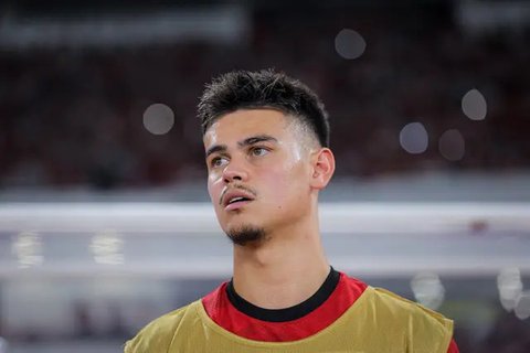 Pemain Timnas Indonesia, Rizky Ridho dan Jay Idzes merayakan kemenangan atas Bahrain pada laga kedelapan putaran ketiga Grup C kualifikasi Piala Dunia 2026 di Stadion Utama Gelora Bung Karno,