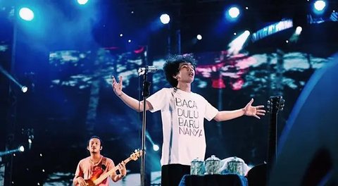 Penampilan vokalis grup band Fourtwnty Ari Lesmana dalam Festival Tamagochill di Tennis Indoor Senayan, Jakarta, Jumat (22/11/2019). Alunan musik Fourtwnty membuat suasana menjadi hangat. (Li