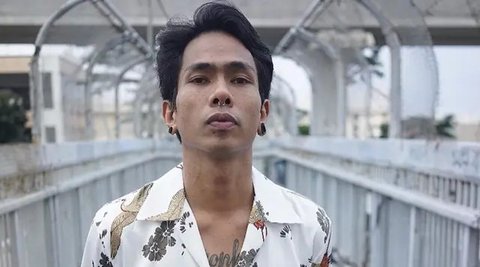 Penampilan vokalis grup band Fourtwnty Ari Lesmana dalam Festival Tamagochill di Tennis Indoor Senayan, Jakarta, Jumat (22/11/2019). Alunan musik Fourtwnty membuat suasana menjadi hangat. (Li