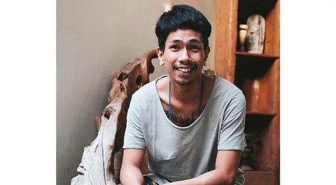 Penampilan vokalis grup band Fourtwnty Ari Lesmana dalam Festival Tamagochill di Tennis Indoor Senayan, Jakarta, Jumat (22/11/2019). Alunan musik Fourtwnty membuat suasana menjadi hangat. (Li