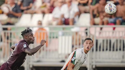 Pemain Timnas Indonesia, Jay Idzes mengamankan bola saat wasit memberikan penalti untuk timnya dalam laga lanjutan putaran ketiga Kualifikasi Piala Dunia 2026 melawan China di Stadion Utam