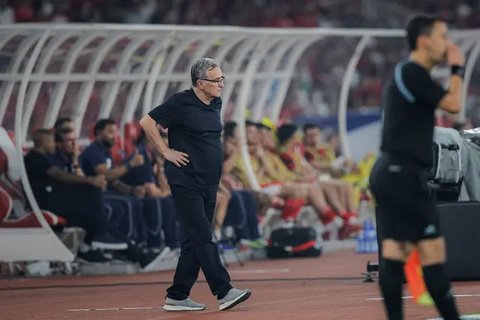Pemain Timnas Indonesia, Jay Idzes mengamankan bola saat wasit memberikan penalti untuk timnya dalam laga lanjutan putaran ketiga Kualifikasi Piala Dunia 2026 melawan China di Stadion Utam