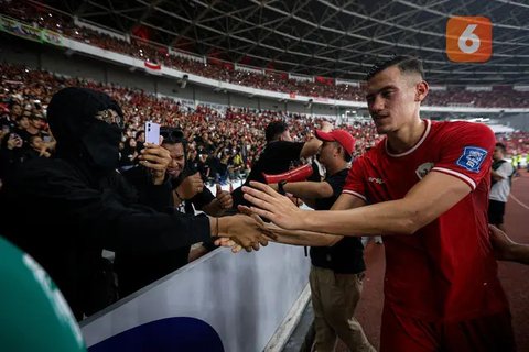 Pemain Timnas Indonesia, Jay Idzes mengamankan bola saat wasit memberikan penalti untuk timnya dalam laga lanjutan putaran ketiga Kualifikasi Piala Dunia 2026 melawan China di Stadion Utam
