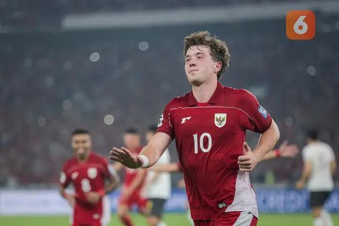 Pemain Timnas Indonesia, Calvin Verdonk (kanan) berusaha menghalau bola tendangan pemain Jepang, Wataru Endo pada laga lanjutan putaran ketiga Grup C Kualifikasi Piala Dunia 2026 di Stadio