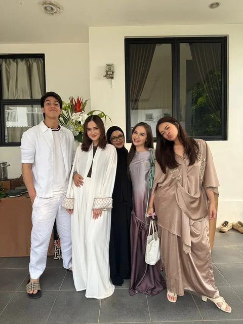 Intip gaya santun maskulin El Rumi lebaran di rumah Syifa Hadju (@sndihadju)