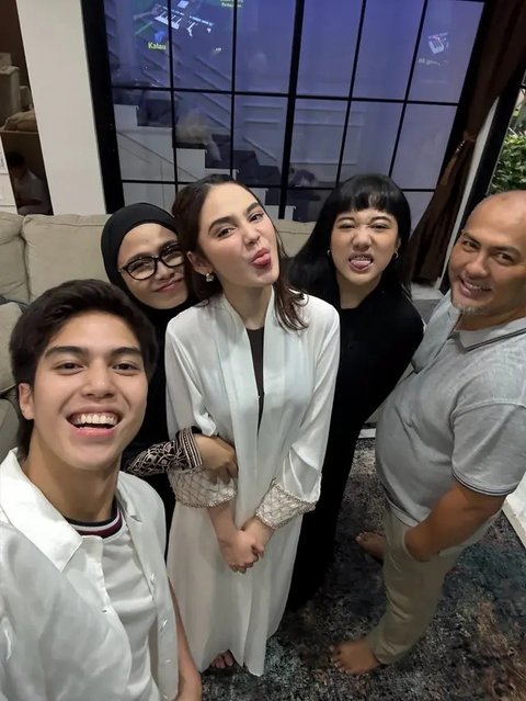 Intip gaya santun maskulin El Rumi lebaran di rumah Syifa Hadju (@sndihadju)