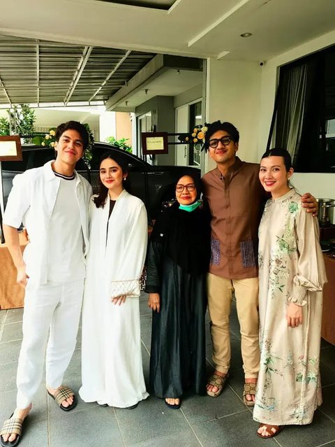 Intip gaya santun maskulin El Rumi lebaran di rumah Syifa Hadju (@sndihadju)
