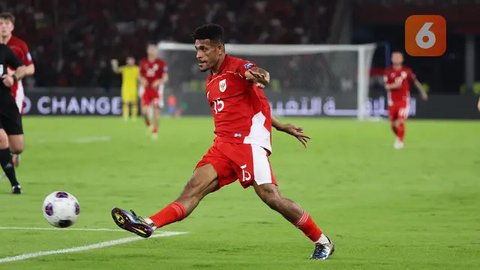 Pemain Timnas Indonesia, Thom Haye menendang bola pada laga Grup F Kualifikasi Piala Dunia 2026 melawan Vietnam di My Dinh Stadium, Vietnam, Selasa (26/03/2024). (Dok.PSSI)
