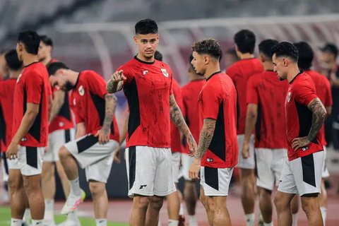 Pemain Timnas Indonesia, Rizky Ridho, berebut bola dengan pemain Jepang,Junya Ito pada Kualifikasi Piala Dunia 2026 Zona Asia di Stadion Gelora Bung Karno, Senayan, Jakarta, Jumat (15/11/20