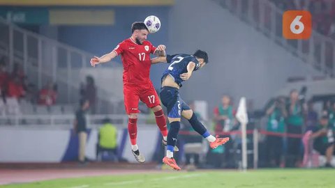 Pemain Timnas Indonesia, Rizky Ridho, berebut bola dengan pemain Jepang,Junya Ito pada Kualifikasi Piala Dunia 2026 Zona Asia di Stadion Gelora Bung Karno, Senayan, Jakarta, Jumat (15/11/20