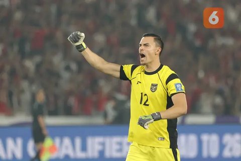 Emil Audero (kiri) dan Maarten Paes (kanan) terlihat sedang bercengkrama saat sesi latihan Timnas Indonesia di Stadion Madya, Gelora Bung Karno, Jakarta, Sabtu (22/3/2025).