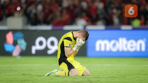 Emil Audero (kiri) dan Maarten Paes (kanan) terlihat sedang bercengkrama saat sesi latihan Timnas Indonesia di Stadion Madya, Gelora Bung Karno, Jakarta, Sabtu (22/3/2025).