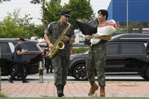 RM dan V BTS lulus wamil. (AP Photo/Ahn Young-joon)