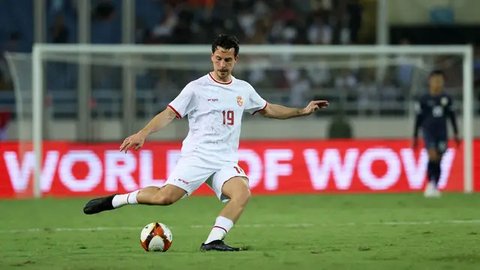 Gelandang Timnas Indonesia, Thom Haye mendapatkan pengawalan ketat dari gelandang Jepang, Daichi Kamada dalam laga Grup C Putaran Ketiga Piala Dunia 2026 di Stadion Utama Gelora Bung Karno, J