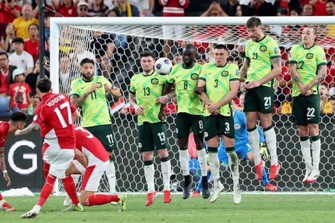 Gelandang Timnas Indonesia, Thom Haye mendapatkan pengawalan ketat dari gelandang Jepang, Daichi Kamada dalam laga Grup C Putaran Ketiga Piala Dunia 2026 di Stadion Utama Gelora Bung Karno, J