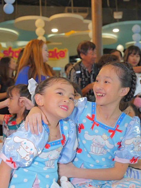 Tahun ini Thalia genap berusia 10 tahun, sementara Thania genap berusia 6 tahun. Thalia lahir pada tahun 2015 silam, sementara Thania lahir pada 2019.