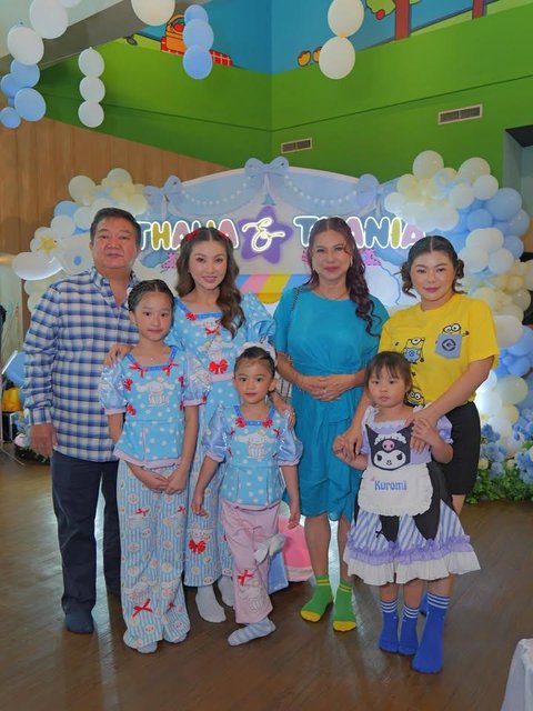 Keluarga juga menghadiri acara ulang tahun Thalia dan Thania. Pesta ultah kakak beradik ini berlangsung dengan meriah, penuh tawa bahagia.