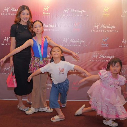 Sarwendah hadir secara langsung mendampingi Thalia dan Thania saat mengikuti kompetisi balet. Kehadirannya terekam dalam foto-foto yang memperlihatkan kehangatan seorang ibu mendukung anak mengikuti kompetisi pada 8 Juni 2025.