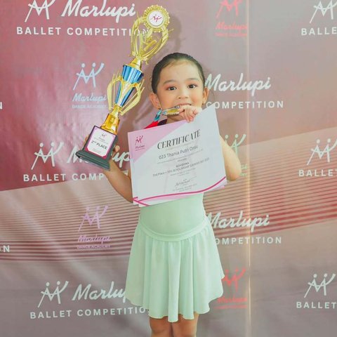 Dalam kompetisi tersebut, Thalia Putri Onsu dan Thania Putri Onsu berhasil membawa pulang dua penghargaan emas. Kedua anak Sarwendah berpose sambil membawa medali dan piala.