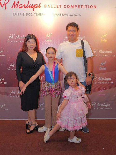 Tidak hanya sendiri, Sarwendah juga didampingi sang adik yang ikut memberi dukungan untuk Thalia dan Thania. Kebersamaan keluarga selebriti dipuji kompak.