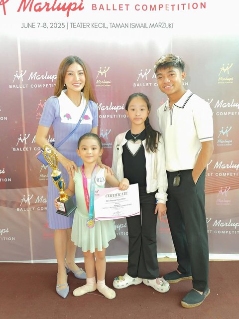 Selain itu, ada Betrand Peto yang hadir untuk menemani Thalia dan Thania mengikuti kompetisi balet. Keluarga selebriti ini mengabadikan momen kebersamaan mereka di area luar venue lomba.
