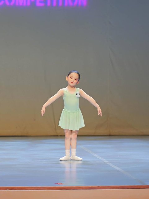 Sebelumnya, Thalia dan Thania juga mengikuti lomba balet di China pada awal Juni 2025. Sarwendah selalu mendampingi putri-putrinya yang berhasil meraih juara 2.<br />Ikuti kabar terbaru selebriti hanya di Kapanlagi.com. Kalau bukan sekarang, KapanLagi?