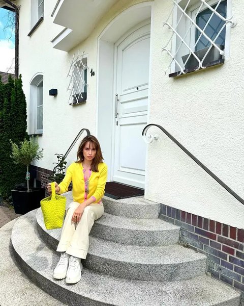 6 Outfit Liburan ala Cinta Laura, Tampil Fresh dan Super Fashionable (sumber:Instagram/claurakiehl)