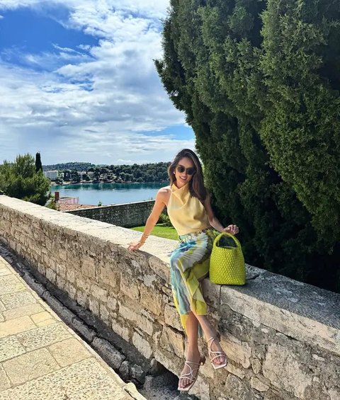 6 Outfit Liburan ala Cinta Laura, Tampil Fresh dan Super Fashionable (sumber:Instagram/claurakiehl)