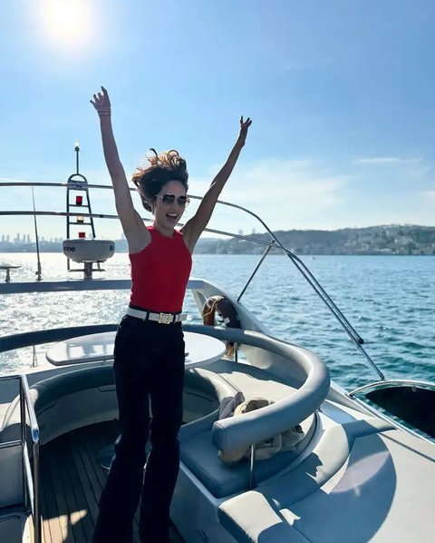 6 Outfit Liburan ala Cinta Laura, Tampil Fresh dan Super Fashionable (sumber:Instagram/claurakiehl)