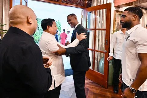 Presiden Prabowo menyambut kedatangan Timnas Indonesia dalam kunjungannya di Kartanegara, Jumat (06/06/2025). Acara ini merupakan bentuk apresiasi dari presiden untuk kemenangan Skuad Garuda