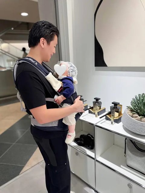 Model Baju Bayi Baby R Anak Syahrini saat Rayakan Idul Adha 2025 di Tokyo (instagram.com/princessyahrini)
