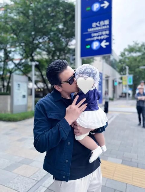 Model Baju Bayi Baby R Anak Syahrini saat Rayakan Idul Adha 2025 di Tokyo (instagram.com/princessyahrini)