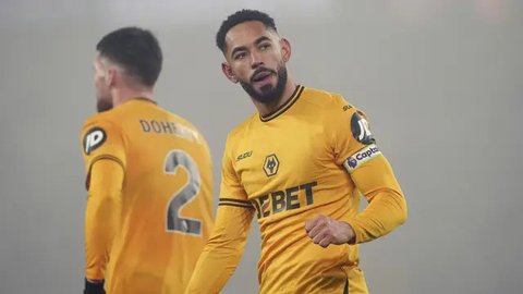 Gelandang Manchester United asal Brasil Antony berebut bola dengan penyerang Wolverhampton Wanderers asal Brasil Matheus Cunha (tengah) dan bek Wolverhampton Wanderers asal Prancis Rayan A