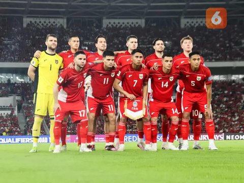 Sejumlah pemain Timnas Indonesia, yakni Jay Idzes (tengah), Kevin Diks (kanan), dan Ole Romeny (kiri), berdiskusi saat menghadapi Australia pada lanjutan Kualifikasi Piala Dunia 2026 di Sydne