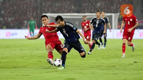 Pemain Timnas Jepang, Kaoru Mitoma, merayakan gol bersama Takumi Minamino saat melawan Timnas Indonesia pada Kualifikasi Piala Dunia 2026 Zona Asia di Stadion Gelora Bung Karno, Senayan, J