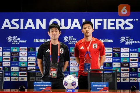Pemain Timnas Jepang, Kaoru Mitoma, merayakan gol bersama Takumi Minamino saat melawan Timnas Indonesia pada Kualifikasi Piala Dunia 2026 Zona Asia di Stadion Gelora Bung Karno, Senayan, J