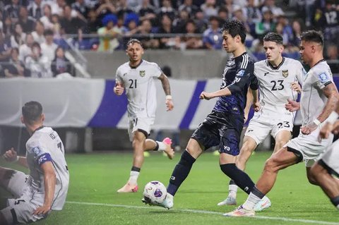 Skuad Timnas Indonesia berfoto jelang pertandingan melawan Jepang pada laga pemungkas Grup C Kualifikasi Piala Dunia 2026 di Panasonic Stadium Suita, Osaka, Selasa (10/6/2025) sore WIB. (S