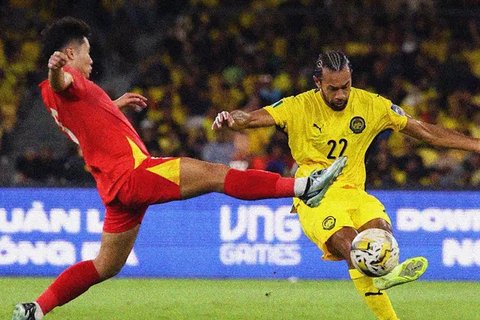 Pemain bertahan Timnas Malaysia, Corbin Ong, ketika mencetak gol ke gawang Vietnam dalam laga Kualifikasi Piala Asia 2027 di Stadion Bukit Jalil, Kuala Lumpur, Selasa (10/6/2025). Malaysia me