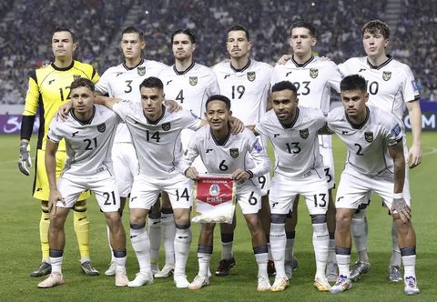 Ekspresi pemain belakang Timnas Indonesia, Yance Sayuri (tengah) usai pertandingan putaran ketiga Kualifikasi Piala Dunia 2026 zona Asia grup C melawan Jepang di Stadion Panasonic Suita, Osak