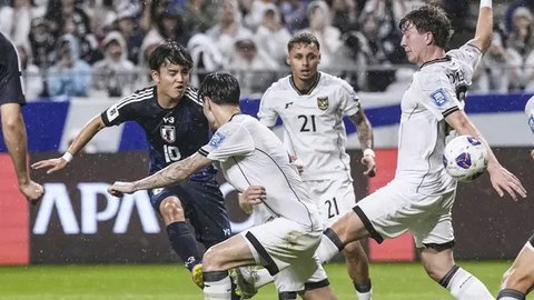Ekspresi pemain belakang Timnas Indonesia, Yance Sayuri (tengah) usai pertandingan putaran ketiga Kualifikasi Piala Dunia 2026 zona Asia grup C melawan Jepang di Stadion Panasonic Suita, Osak