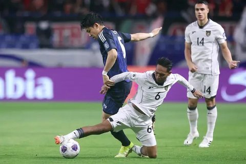 Ekspresi pemain belakang Timnas Indonesia, Yance Sayuri (tengah) usai pertandingan putaran ketiga Kualifikasi Piala Dunia 2026 zona Asia grup C melawan Jepang di Stadion Panasonic Suita, Osak