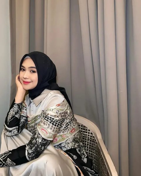 Inspirasi Gamis Kekinian ala Ria Ricis (Sumber: IG/riaricis1795)